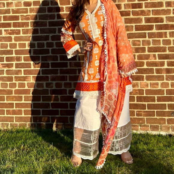 Sobia Nazars Lawn Suit Set size small - Picture 2 of 7